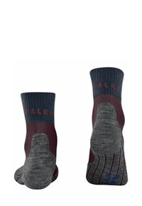 Calze grigie e bordeaux esposte da dietro, con un polsino a coste e la parola "FALKE" nella parte superiore.