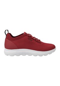 Zapatilla deportiva roja con parte superior de malla transpirable, cuello de punto estructurado y suela de goma blanca con patrones de banda de rodadura en forma de ondas.
