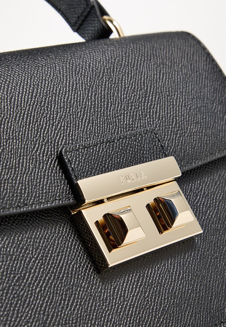 Schwarze strukturiert Lederhandtasche mit einem goldfarbenen Verschluss und Beschlägen. Sie zeichnet sich durch ein schlankes Design und dezente Markenkennzeichnung am Verschluss aus.