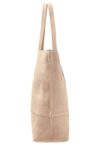 Sac fourre-tout en daim beige avec une forme structurée, un fond plat et deux poignées. Présente des panneaux cousus et une texture lisse.