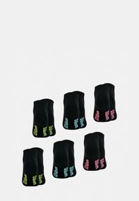Lot de six paires de chaussettes noires avec des logos de marque colorés : deux paires en vert néon, deux en bleu clair et deux en rose sur les talons.
