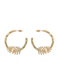 Boucles d'oreilles en or avec une finition texturée et des accents en cristal, présentant un design en forme de feuille d'un côté et une perle ovale lisse.