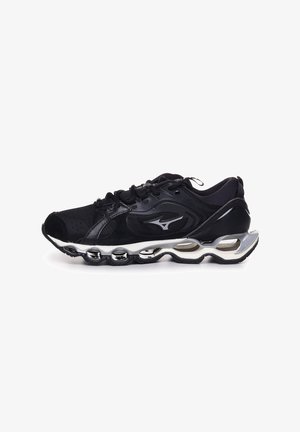 Schwarzer Sportschuh mit einem Obermaterial aus Mesh und Synthetik, abgerundeter Zehenpartie, Schnürsenkeln, reflektierenden Akzenten und einer dicken, gepolsterten Sohle.