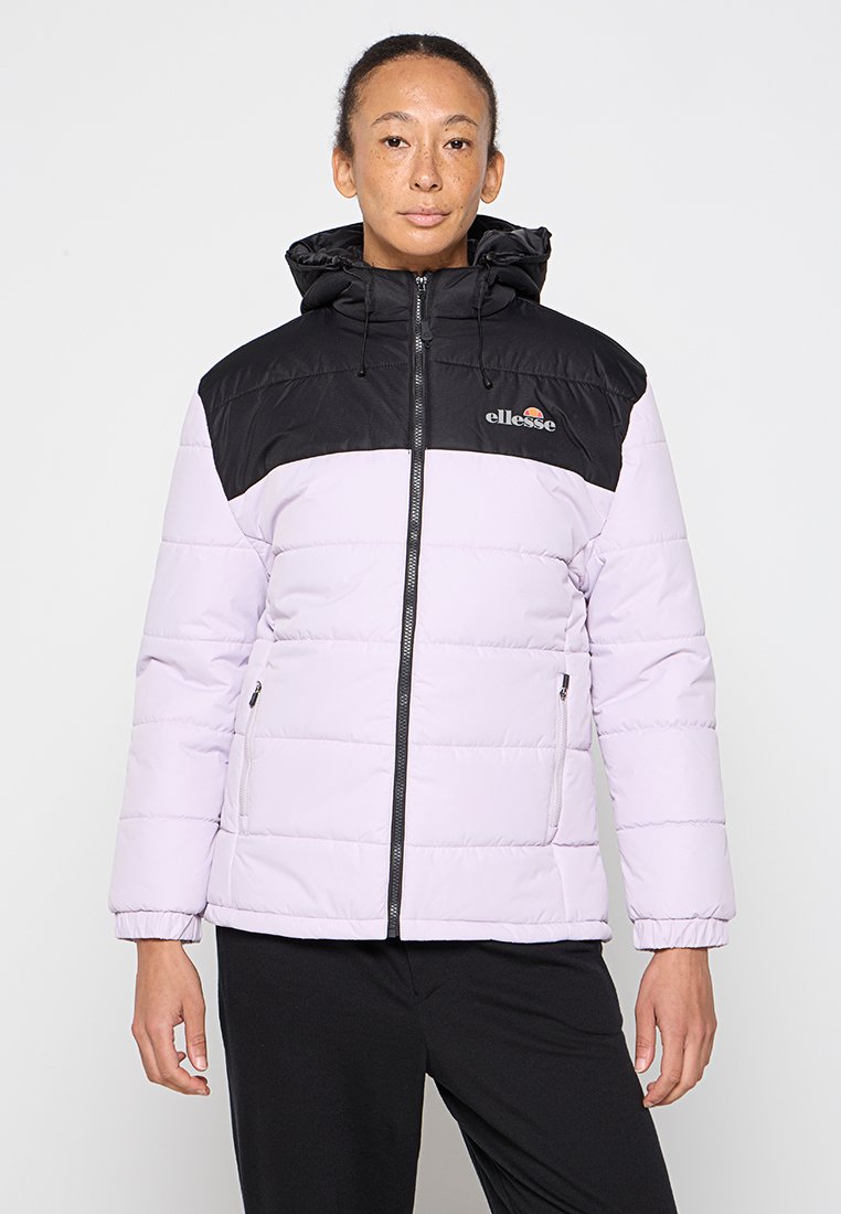 Giacca a vento viola chiaro con spalle nere, zip frontale, due tasche laterali e cappuccio. Presenta un logo nell'area sinistra del petto.