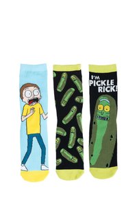 Tre paia di calze da lavoro: a sinistra con sfondo blu, personaggio dei cartoni animati in maglietta gialla; al centro, nere con cetrioli verdi; a destra, cetriolo verde con testo.