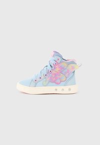 Heledad sneakerid helesinise sinises kangas koos roosa ja kollase liblikas kujundusega, valge tald ning dekoratiivsed kalliskivid küljel.