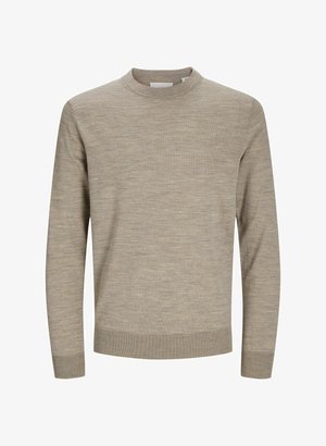 Smėlio spalvos ilgomis rankovėmis megztinis su siaurais apkaulais ant rankovių ir apačios, pateiktas ant balto fono.