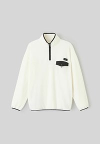 Pull-over en polaire blanche avec un col zippé à mi-hauteur, des finitions noires et une poche poitrine noire. Texture douce et coupe décontractée, idéale pour superposer.