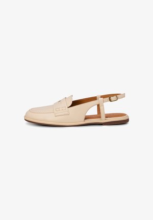 Beige leren slingback loafers met gespsluiting, gestikte moc-toe en platte bruine zool.