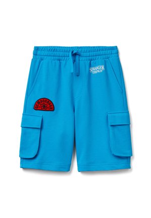 Pantaloncini cargo di un blu brillante con vita regolabile a coulisse, tasche frontali e toppe con scritte "Stranger Things" e "Demogorgon" sulla parte anteriore.