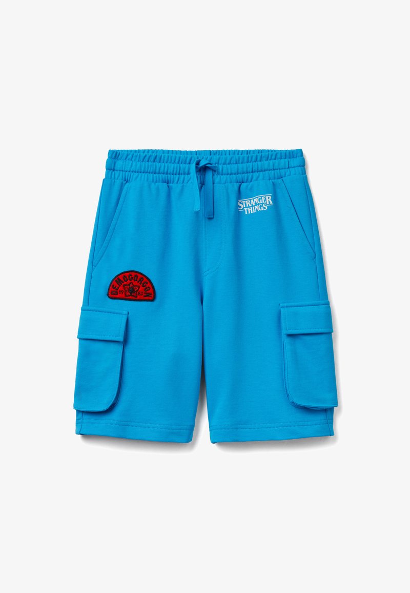 Pantaloncini cargo di un blu brillante con vita regolabile a coulisse, tasche frontali e toppe con scritte "Stranger Things" e "Demogorgon" sulla parte anteriore.