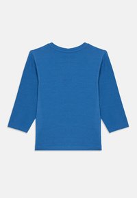 Modrá košeľa s dlhým rukávom z mäkkej látky, so zaobleným výstrihom a rovný strih s lemovanými okrajmi.