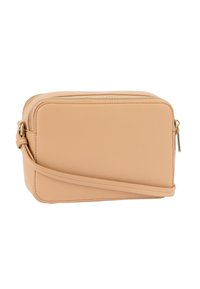 Rjava usnjena torbica čez ramo z pravokotno obliko, gladko teksturo, dvojno zadrgo in nastavljivim trakom.