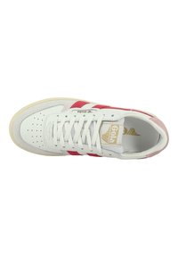 Sneaker bianco con strisce rosse, punta forata e un accento rosa chiaro. Presenta lacci piatti e un logo dorato sulla linguetta.