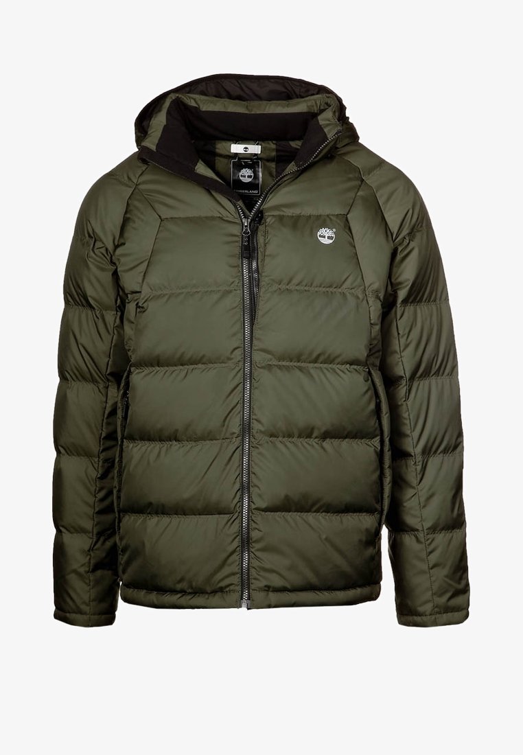 Giacca a vento verde con cappuccio, dotata di chiusura con zip, cuciture orizzontali e logo sul lato sinistro del petto. Texture liscia e design leggero.