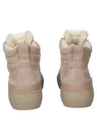 Paire de bottes d'hiver en suède beige avec semelles épaisses en caoutchouc et doublure polaire crème, vues de dos.