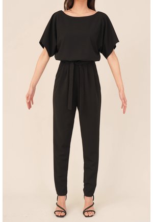 Schwarzer Jumpsuit mit weiten Ärmeln, runder Ausschnitt und gebundenem Taillenzug. Enganliegende Hosen mit glatter Stoffoberfläche.