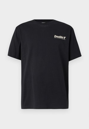 T-shirt en coton noir à manches courtes, col rond, avec un petit logo imprimé beige sur le côté supérieur gauche. Design simple, couleur unie.