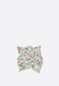 Kwiatowy szalik wykonany z lekkiego materiału, z mieszanką zielonych, brązowych i fioletowych kwiatów na białym tle, o miękkiej teksturze.