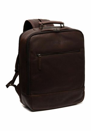 Zaino in pelle marrone con design piatto, maniglia superiore, spallacci regolabili e tasca frontale con zip. Texture liscia e accenti minimalisti.