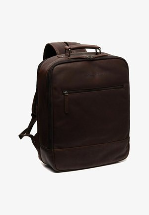 Brauner Leder-Rucksack mit flachem Design, Obergriff, verstellbaren Riemen und einer vorderen Reißverschlusstasche. Glatte Textur und minimalistische Akzente.