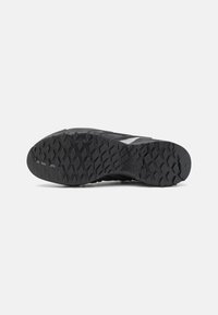 Salewa WILDFIRE EDGE - Pantofi drumeție - alloy/black