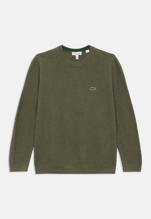 Olivengrønn strikket genser med rund hals, ribbestrikkede mansjetter og kant, med et lite brodert logo på venstre bryst.