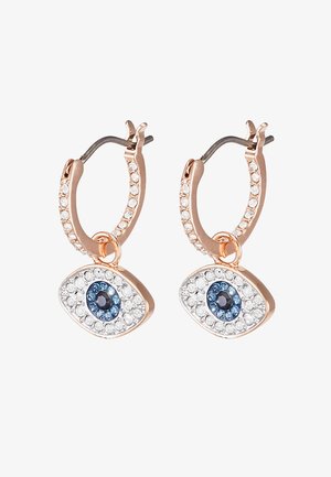 Różowe złote kolczyki w kształcie kółek z niebieskim motywem oka, otoczone jasnymi kryształami, o teksturowanym wykończeniu i bezpiecznym zamknięciu na zapięcie.