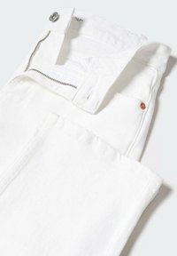 Jeans de denim blanco con cremallera, cierre de botón y detalles en cobre. La tela es suave y ligera, con un ajuste clásico.