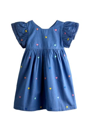 Blauwe peuterjurk met korte gerimpelde mouwen, verspreide meerkleurige geborduurde hartjes en een geplooide taille.