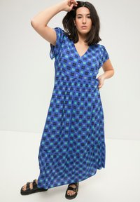 Studio Untold A-LINE ALLOVERPRINT V-AUSSCHNITT FLÜGEL-HALBARM - Vestito lungo - cornflower blue