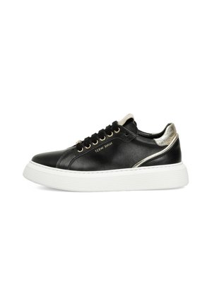 Baskets en cuir noir avec des accents métalliques dorés, semelle en caoutchouc blanc et lacets plats. Présente une texture lisse et un design épuré.