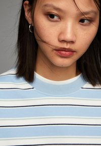 Bershka STRIPED - Hosszú ujjú felső - light blue