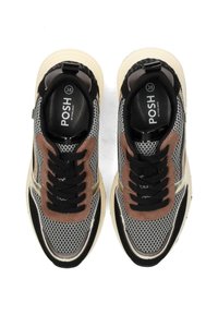 Baskets de sport en maille grise avec des accents en daim marron. Lacets noirs avec une semelle en caoutchouc crème. Le logo sur la semelle intérieure indique "POSH 38."