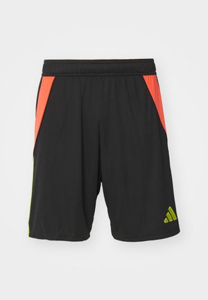 Schwarze Polyester-Sportshorts mit orangefarbenen und limonengrünen Seitenpaneelen, einem Gummibund und einem grünen Logo am Saum.