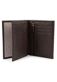 Portafoglio in pelle marrone, esterno texturizzato, con diversi slot per carte, tasca con zip per monete e fodera interna liscia. Design compatto e funzionale.