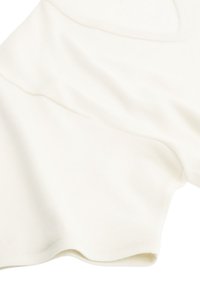Tessuto di cotone color crema, morbido e con una texture liscia, caratterizzato da pieghe delicate e un design semplice. Nessun motivo visibile o accessori.