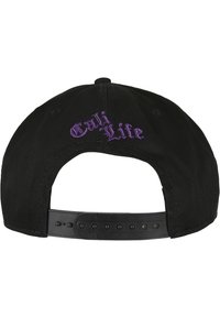 Sort baseballcap med lilla broderet tekst "Cali Life" på bagsiden. Justerbar plastrem med flere indstillinger. Glat tekstur.
