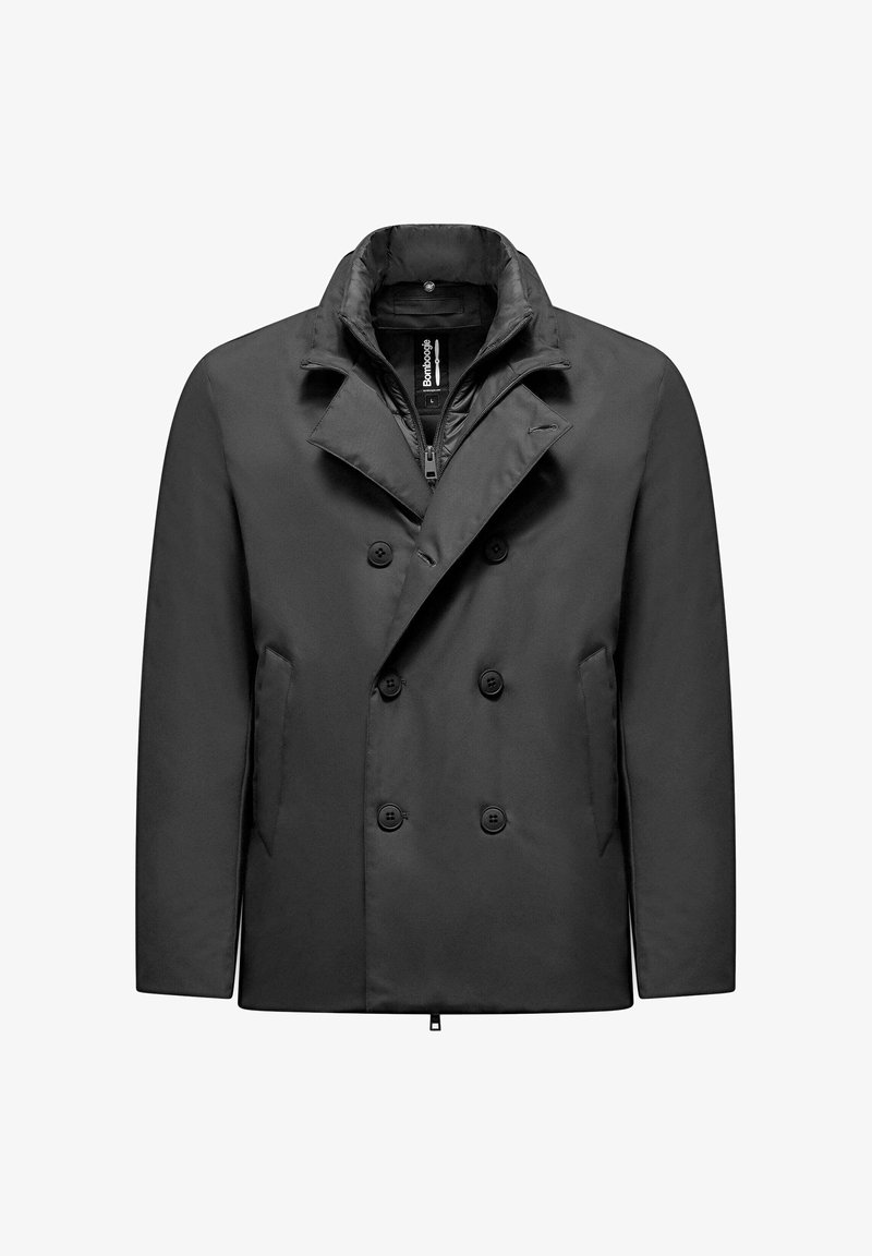 Cappotto doppiopetto nero con texture liscia, caratterizzato da un colletto, tasche frontali e distintivi dettagli con bottoni.