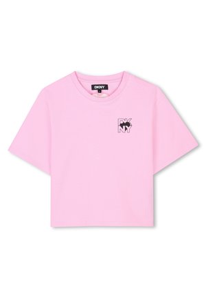 Camiseta corta rosa hecha de algodón suave, con escote redondo y mangas cortas. Incluye un pequeño logotipo negro de DKNY en el pecho.