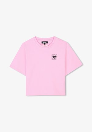 Camiseta corta rosa hecha de algodón suave, con escote redondo y mangas cortas. Incluye un pequeño logotipo negro de DKNY en el pecho.