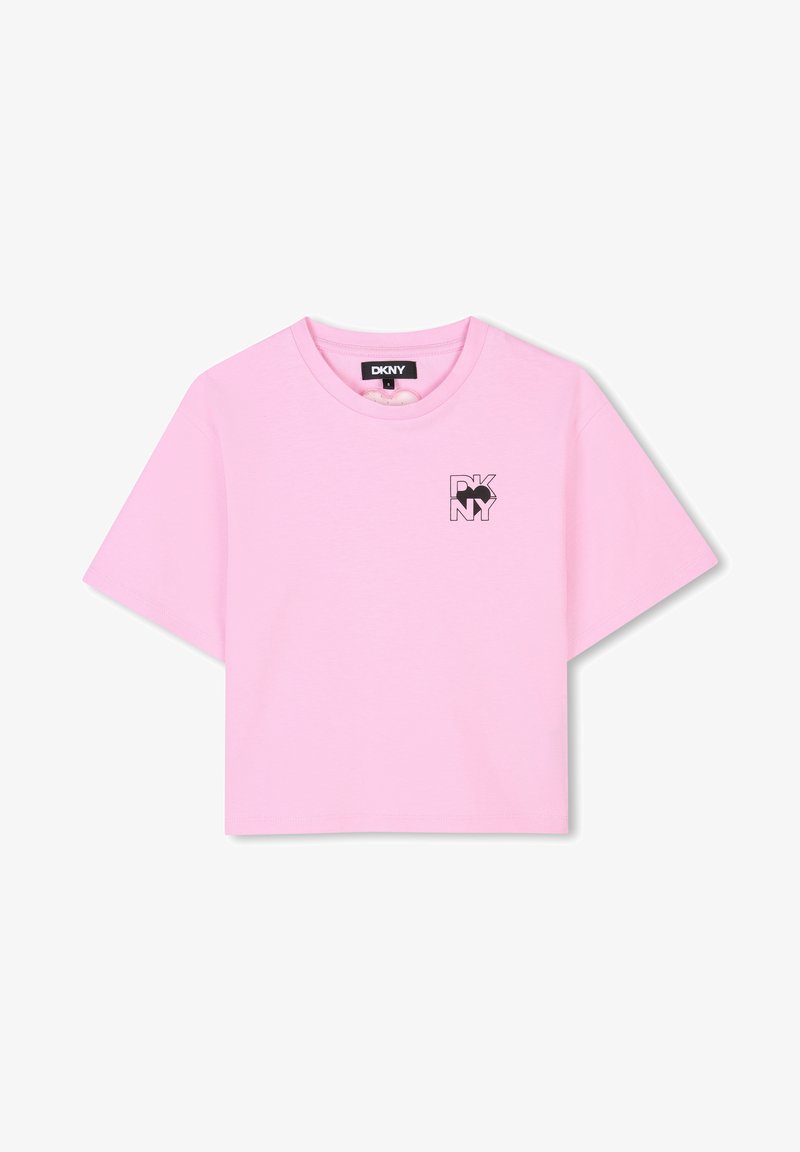 Camiseta corta rosa hecha de algodón suave, con escote redondo y mangas cortas. Incluye un pequeño logotipo negro de DKNY en el pecho.