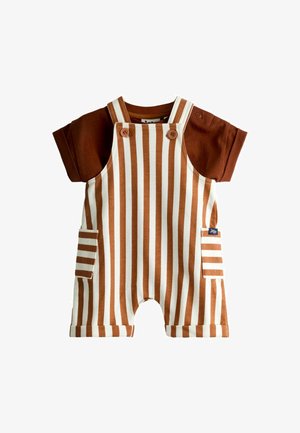 Braunes Kurzarmhemd kombiniert mit weißen und braunen, vertikal gestreiften Latzhosen mit Seitentaschen und knopfverschluss an den Trägern.
