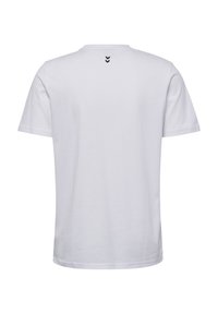 T-shirt blanc à manches courtes en coton, avec un col rond et trois accents en chevron noir près de l'encolure arrière.