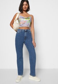 Tommy Jeans JULIE - Calças de ganga de perna direita - denim dark