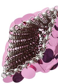 Metallisk kedjeväska med rosa cirkulära paljetter. Har en rund form och strukturerad yta. Silverfärgade detaljer pryder öppningen.