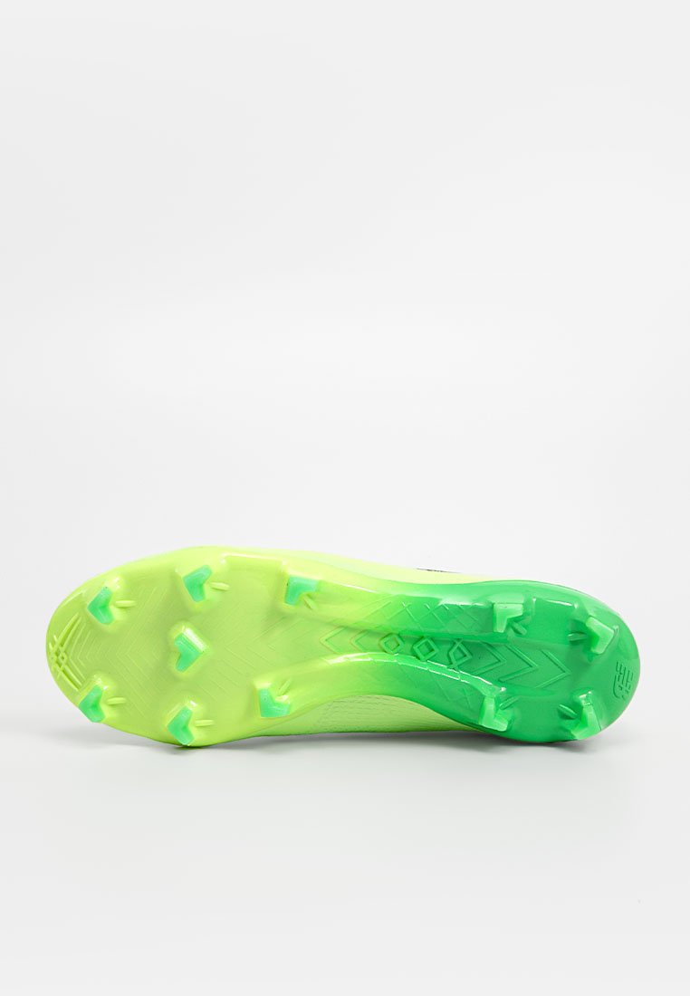 Voetbalschoen met een zool met noppen in een groen naar geel verloop, met meerdere traction-studs en een getextureerd oppervlak voor grip.