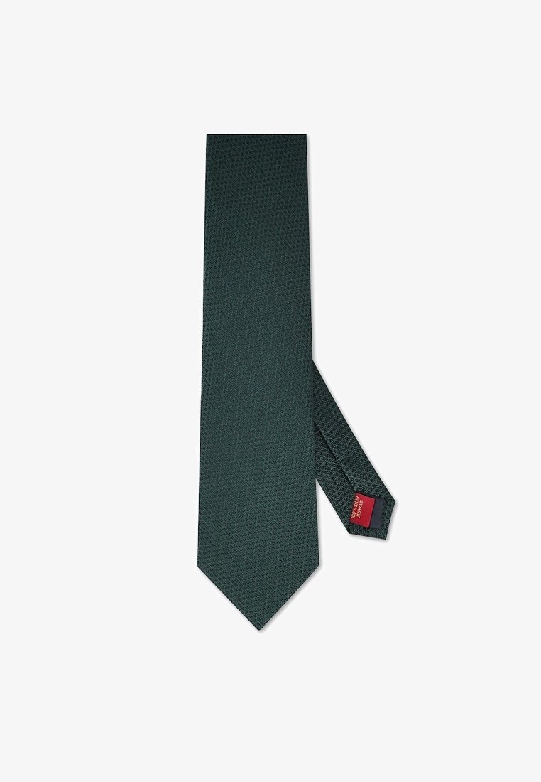 Ciemnozielony krawat z teksturowanym wzorem. Posiada spiczasty koniec i metkę z czerwonym tłem. Wykonany z gładkiej tkaniny.