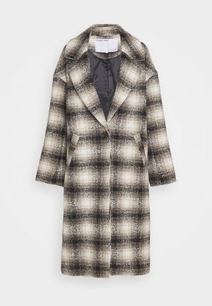 Manteau long en laine avec motif à carreaux noir, blanc et gris, fermeture avant à un bouton, col à revers, et deux poches avant.