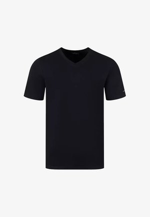 Czarny t-shirt z dekoltem w kształcie litery V, wykonany z gładkiego materiału, z krótkimi rękawami i minimalistycznym wzornictwem, bez widocznych logo czy wzorów.
